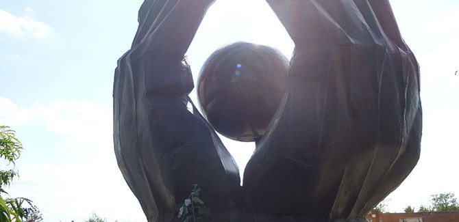 István Kiss (Hungarian, 1927-97), Workers’ Movement Memorial (Munkásmozgalmi emlékmű) (1976), steel plates, granite, 3 metres (height). Originally located at 2nd District, Hűvösvölgy. Photo: Inga Walton.